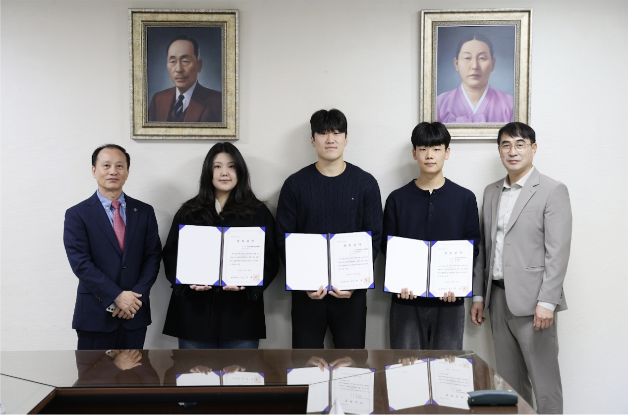 단국대학교 영진장학금 장학증서 수여식 참석자 기념 촬영