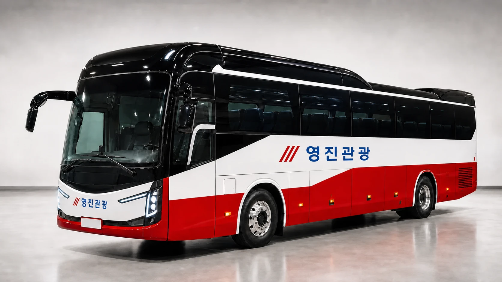 앞면과 옆면에 영진관광 로고가 적용된 대형 버스